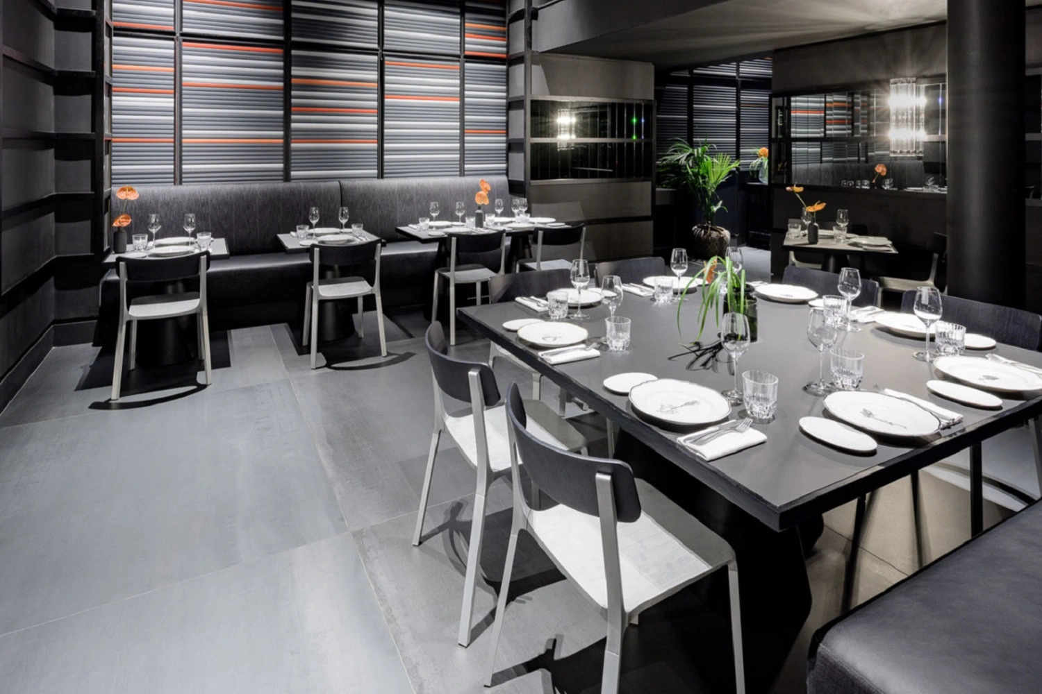 Restauracja lub kawiarnia w ciemnej, stonowanej kolorystyce od Marazzi